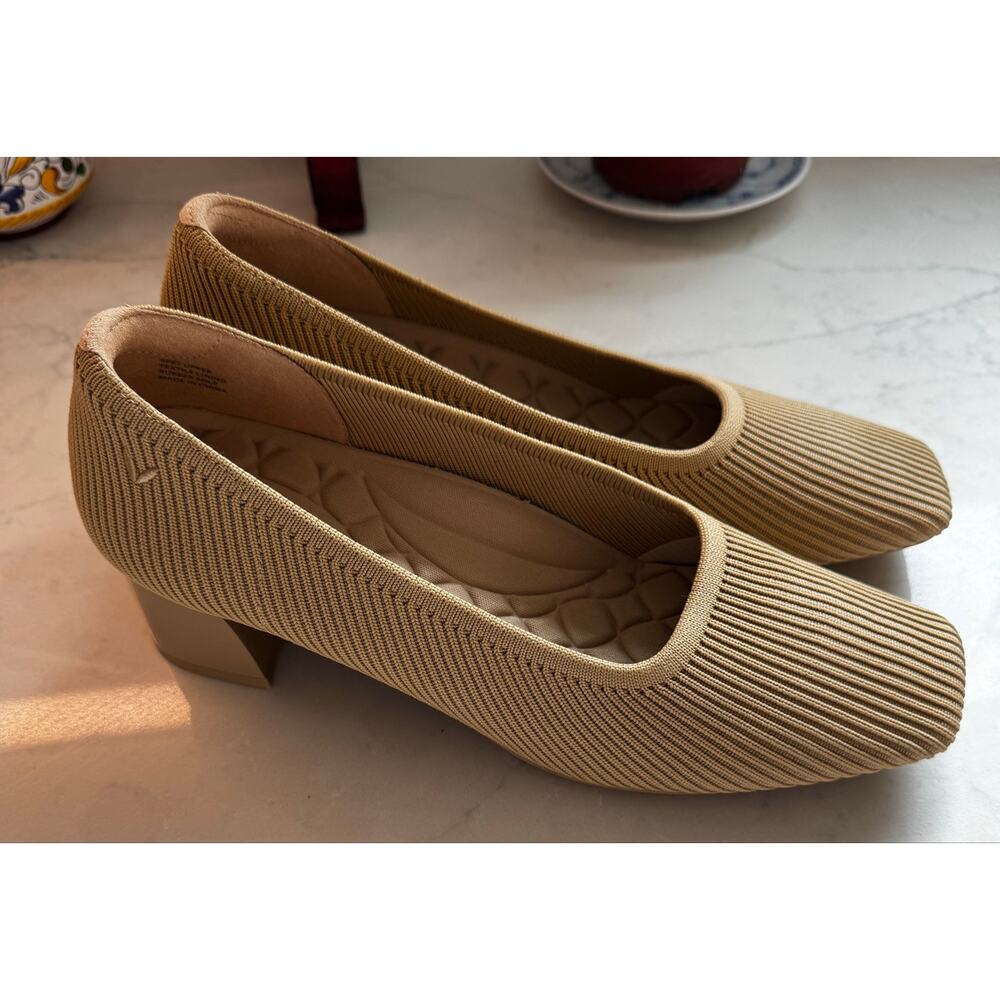 New Vivaia Melody Square Toe Pumps in Tan/Beige. Size 41/US 9.5